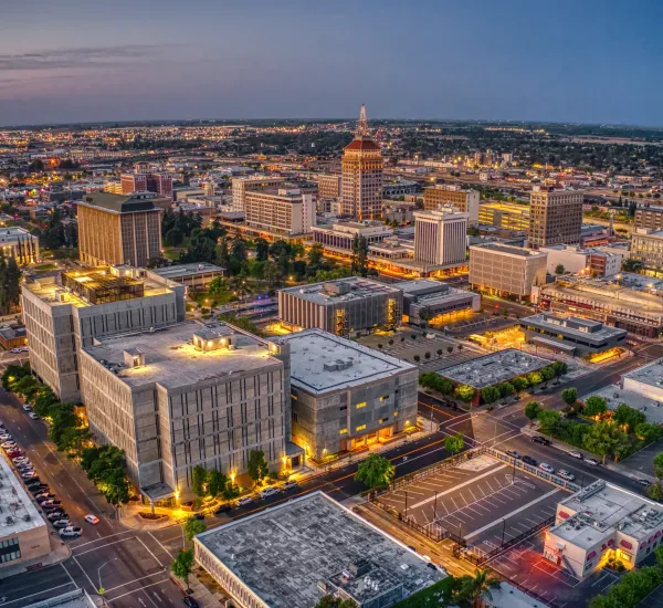 Vista aérea del horizonte de Fresno, California, al atardecer