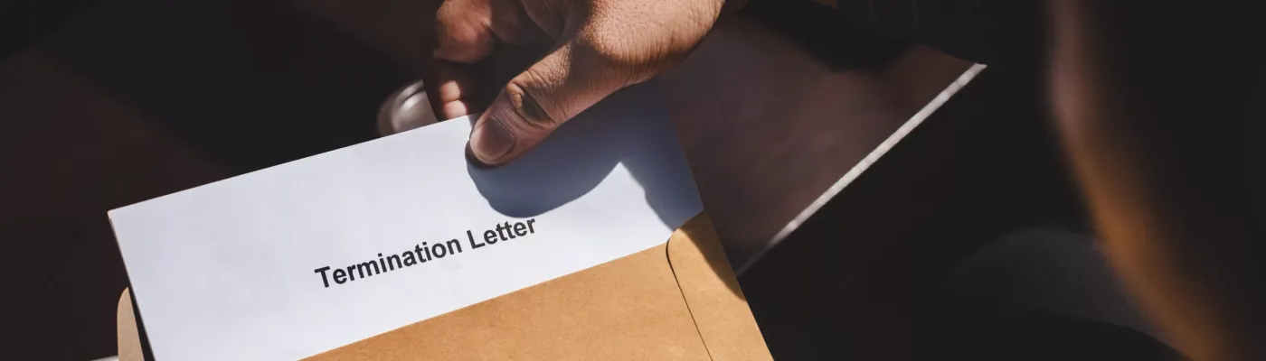 Concepto de despido y terminación de la relación laboral, Empresario estresado que se siente deprimido después de recibir el formulario de terminación de la relación laboral en un sobre marrón de papel.