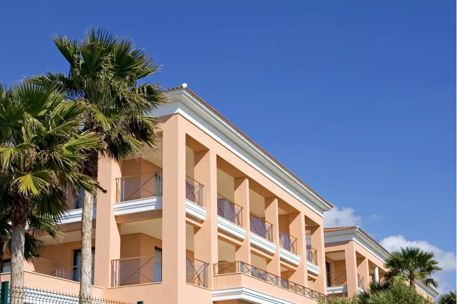 Líneas limpias de un hotel de lujo en una playa española de la Costa de la Luz