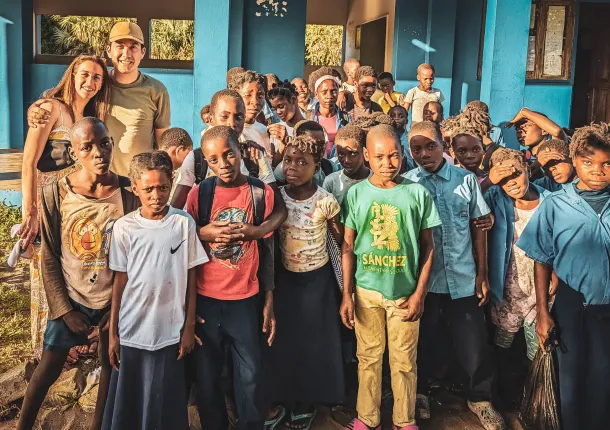 Danny Yadidsion y su esposa junto a unos niños en África, donde hicieron una donación a escuelas y hospitales locales.